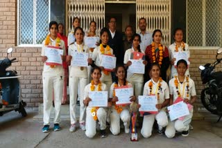 Barmer Girls College team winner in state level cricket competition, state level girls cricket competition, barmer state level cricket team, बाड़मेर की टीम राज्य स्तर पर विजेता, बाड़मेर न्यूज