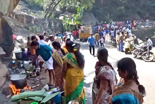 flower busting festival in malli amman temple, flower busting festival in malli amman temple at erode, மல்லியம்மன் கோயிலில் பூப்பறிக்கும் திருவிழா, ஈரோடு மல்லியம்மன் கோயில்