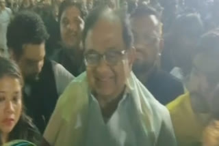 P Chidambaram in kolkata  P Chidambaram protesting against caa in maidan  protestors with chidambaram in park circus  protestors with chidambaram raising slogans against caa nrc  പി.ചിദംബരം  പൗരത്വ നിയമ ഭേദഗതി  പ്രതിഷേധത്തില്‍ പങ്കെടുത്ത് പി.ചിദംബരം  കൊൽക്കത്ത