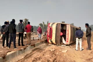 10 people injured by Passenger bus overturned