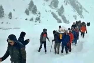 jawan-lifted-on-foot-by-locals-and-policemen-in-heavy-snowfall-from-lahaul