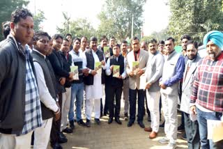 Bharat Nirman and MNREGA book, book released in alwar, डॉ. धर्मराज शर्मा, Dr. Dharmaraj Sharma, भारत निर्माण एवं मनरेगा पुस्तक, पुस्तक का विमोचन, मुंडावर न्यूज, alwar latest news