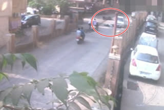 Two-wheeler and car accident in Thane