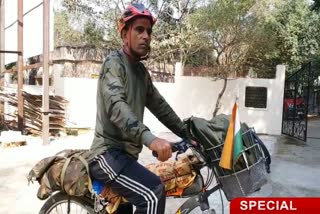 पैरालिसिस के कारण छे महीने बेड पर रहा राजस्थान का 50 वर्षीय अजय, अब साइकिल से निकला है करने भारत दर्शन