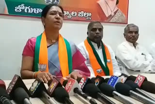 DK Aruna Fires on TRS Government