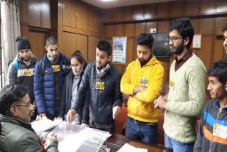 ABVP submits memorandum to HPU registrant