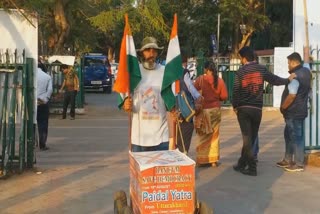 man on a nationwide tour, spread awareness to ban EVM, Electronic Voting Machine, omkar singh dhillon arrives in bhubaneswar, ଇଭିଏମ ହଟାଅ ଦେଶ ବଞ୍ଚାଅ, ଇଭିଏମ ବିରୋଧରେ 6,500 କିମି ପଦଯାତ୍ରା, ଉତ୍ତରାଖଣ୍ଡ ନିବାସୀ ଓମକାର ସିଂହ ଧିଲନ