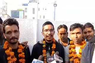 रोमानिया में फंसे युवक घर पहुंचे,  Young man stranded in Romania reaches home, चूरू की ताजा खबर,  latest news of churu