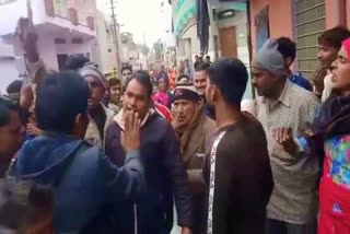 लोगों को भीड़ ने जमकर पीटा, Crowds beat up people