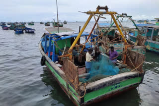 4 fishermen rescued  Lankan Navy  ശ്രീലങ്കൻ നാവികസേന  മത്സ്യത്തൊഴിലാളികളെ രക്ഷിച്ചു  നെടുന്തിവു  Nedunthivu
