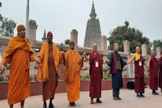 मानव श्रृंखला में शामिल बौद्ध भिक्षु