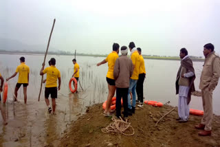 bundi news, rajasthan news, कपड़ें तालाब किनारे मिले, सिविल डिफेंस की टीम, जताई डुबने की आशंका, कपड़ें तालाब किनारे मिले