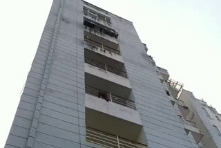 Elderly death due to falling from multi storey building in gwalior