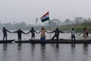 human chain  nitish kumar  climate change  സാമൂഹിക തിന്മകളില്‍ പ്രതിഷേധിച്ച് നദിക്ക് കുറുകെ മനുഷ്യശൃംഖല തീര്‍ത്തു  Villagers in Athar form human chain on boats in Muzaffarpur  മനുഷ്യശൃംഖല തീര്‍ത്തു  ജല്‍,ജീവന്‍, ഹരിയാലി  ബീഹാര്‍ മുസാഫര്‍പൂര്‍  പാട്‌ന