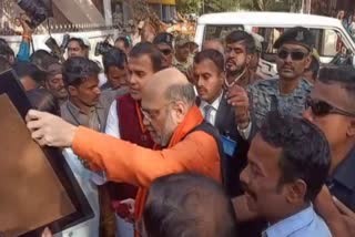 amit-shah-meets-party-workers-at-union-minister-pralhad-joshi-residence-in-hubbali