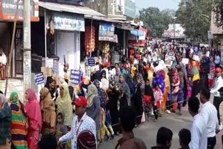 protest against CAA and NRC, सड़क पर उतरी हजारों महिला