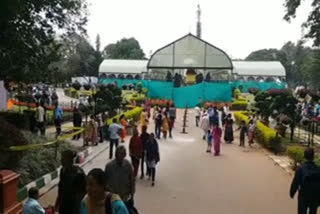 People coming towards Lalbhag