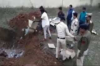 Bilha police destroyed the seized liquor