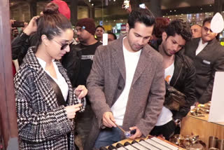 varun dhawan musical instrument mumbai airport, varun shraddha street dancer 3D promotion, street dancer 3D promotion chandigarh, varun shraddha spotted mumbai airport, वरूण धवन श्रद्धा कपूर स्ट्रीट डांसर 3 डी प्रमोशन, स्ट्रीट डांसर 3 डी प्रमोशन चंडीगढ़, वरूण धवन म्यूजिकल इंस्ट्रूमेंट मुंबई एयरपोर्ट