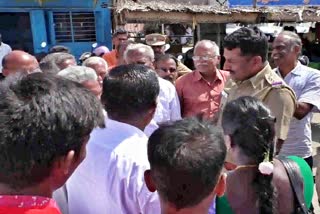 erode farmers protest police blocked, ஆர்ப்பாட்டத்திற்கு அனுமதி மறுப்பு, விவசாயித் தொழிலாளர்கள் போலீசார் இடையே கடும் வாக்குவாதம்