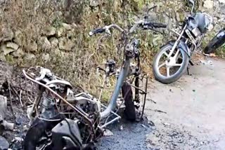 unidentified persons fired bike in kodaikanal, kodaikanal bike fired, வீட்டின் முன் நின்ற வாகனம் எரிப்பு