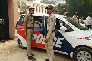 Delhi Police helping people in late night at delhi