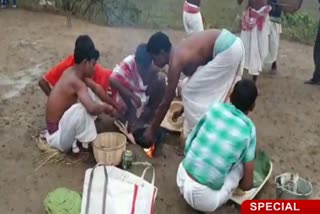 झारखंड के आदिवासियों की अनोखी परंपराः खौलते तेल से निकालते हैं पकवान, हर साल लगता है मेला