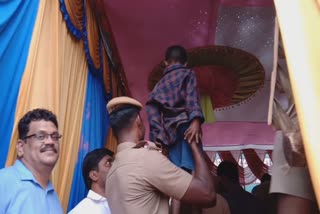 Alanganallur Jallikkattu police child viral video