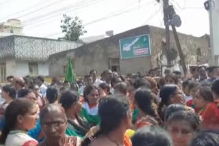 female-farmers-protest-in-mandadam