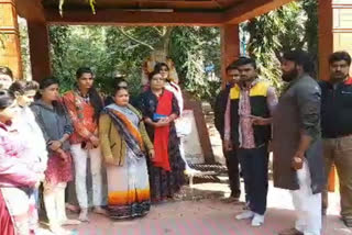 students-sitting-on-hunger-strike-in-davv-in-indore