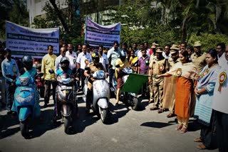 தருமபுரி 31வது சாலை பாதுகாப்பு வார விழா தருமபுரி பெண்கள் தலைக்கவசம் அணிந்து விழிப்புணர்வு பேரணி தருமபுரி தலைக்கவசம் விழிப்புணர்வு பேரணி Dharmapuri 31st Road Safety Week Dharmapuri Women Helmet Awareness Rally Dharmapuri Helmet Awareness Rally