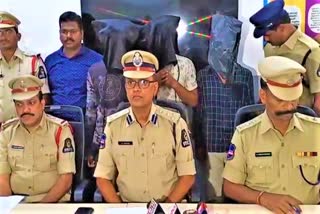 cell phone theft gang arrested by SRNagar police