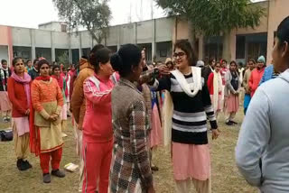 team taught self-defense tricks, टीम ने छात्राओं को सिखाए आत्मरक्षा के गुर