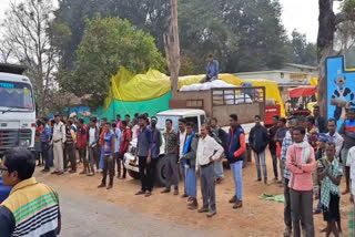 Farmers demonstrated by keeping paddy on road in kondagaon