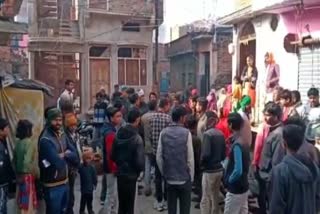 firing in hamirpur, councilor opened indiscriminate firing, indiscriminate firing, hamirpur crime news, सभासद ने इलाके में की अंधाधुंध फायरिंग, अंधाधुंध फायरिंग, हमीरपुर में दो पक्षों में मारपीट, हमीरपुर समाचार, घर में घुस कर हमला, राठ कोतवाली