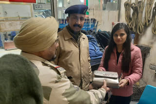 CISF returned the purse full of money and diamond jewelery to the passenger