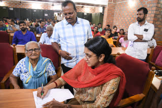 District Collectorate Complaint Adalat was held in Alappuzha  ആലപ്പുഴയിൽ ജില്ലാ കലക്ടറുടെ പരാതി പരിഹാര അദാലത്ത് നടത്തി  ജില്ലാ കലക്ടര്‍ എം.അഞ്‌ജന  alappey district collector