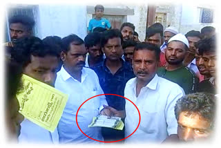 aicc secreatary sampath kumar fires on trs as trs activists are distributing money to voters