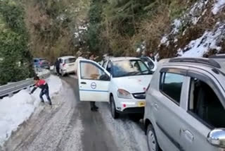 heavy-snowfall-on-dhanaulti-mussoorie-route