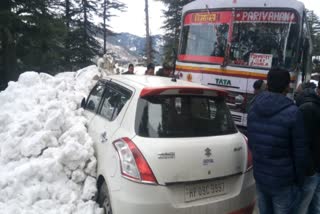 Vehicles collided On snow shimla