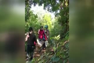 Radheshyam Jena  Malkangiri  carrying pregnant woman  Maoist-hit Malkangiri  carries pregnant women 30 km  Odisha Doctor carries pregnant women  ഡോക്‌ടര്‍ ഗര്‍ഭിണി  ഡോ.രാധേശ്യാം ജെന  മാവോയിസ്റ്റ് ബാധിത മേഖല  മല്‍കാന്‍ഗിരി  ഒഡീഷ ഡോക്‌ടര്‍