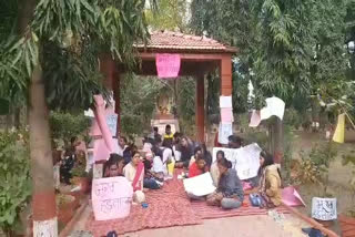 students protest continues in DAVV