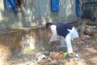 Minister Pradyuman Singh Tomar cleaning