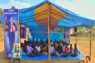 Overnight protest continue, Overnight protest continue for residential quarters, Overnight protest continue for residential quarters in Kodagu, ಮುಂದುವರಿದ ಆಹೋರಾತ್ರಿ ಧರಣಿ,  ವಸತಿ ನಿವೇಶನಗಳಿಗೆ ಮುಂದುವರಿದ ಆಹೋರಾತ್ರಿ ಧರಣಿ, ಕೊಡಗಿನಲ್ಲಿ ವಸತಿ ನಿವೇಶನಗಳಿಗೆ ಮುಂದುವರಿದ ಆಹೋರಾತ್ರಿ ಧರಣಿ,