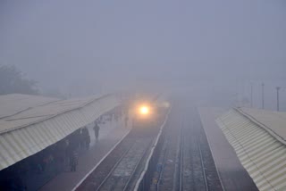 dense-layer-of-fog-in-delhi-train-plane-running-late-and-cold-news