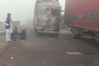 Unnao  truck collision  trucks collide on Nanapur Ganga bridge  ഉന്നാവോയില്‍ ട്രക്കുകള്‍ കൂട്ടിയിടിച്ച് രണ്ട് മരണം  ഇടിയുടെ ആഘാതത്തില്‍ ട്രക്ക് നദിയിലേക്ക് മറിഞ്ഞിരുന്നു  Two killed in road accident in Unnao