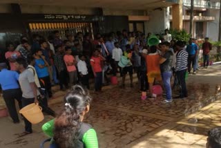 Lack of water in Rani chennamma VV: Students protest