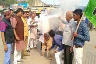 BJP leader burnt effigy of minister Jeetu