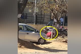 ರಸ್ತೆಬದಿಯಲ್ಲಿ ಕೆಂಪು ಬ್ಯಾಗ್  ಪತ್ತೆ ,  unknow Red Bag found at road side at anekal