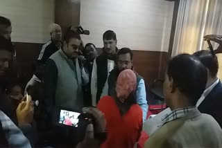 woman-created-a-ruckus-during-the-press-conference-of-kamleshwar-patel-in-rewa